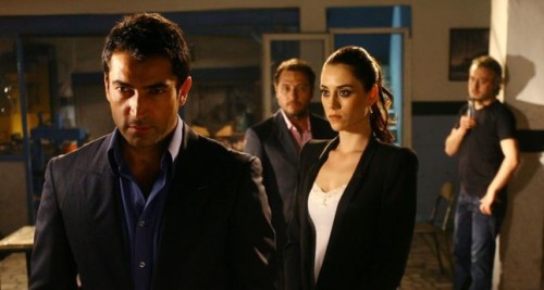 Kenan İmirzalıoğlu (R) in ATV’s TV series “Ezel.” 